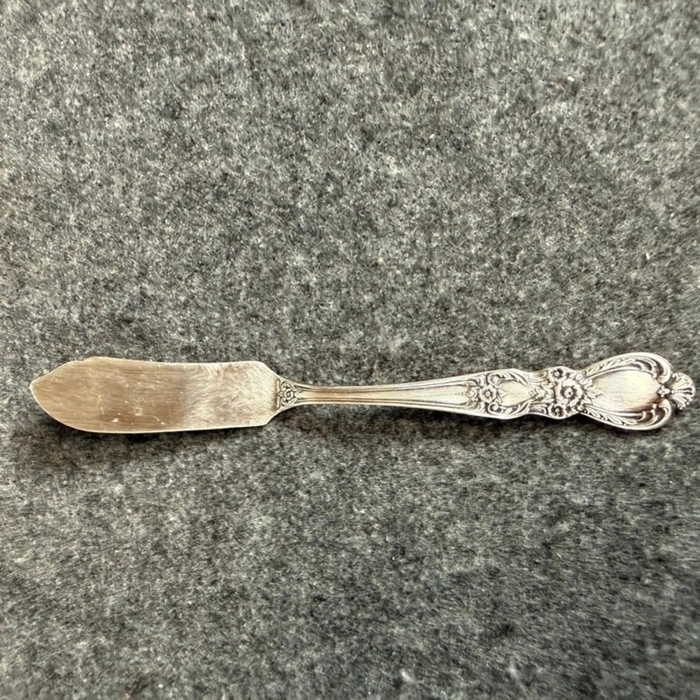 1847 Rogers Bros Heritage Silverplate Master Butter Knife Floral Ornate 1953